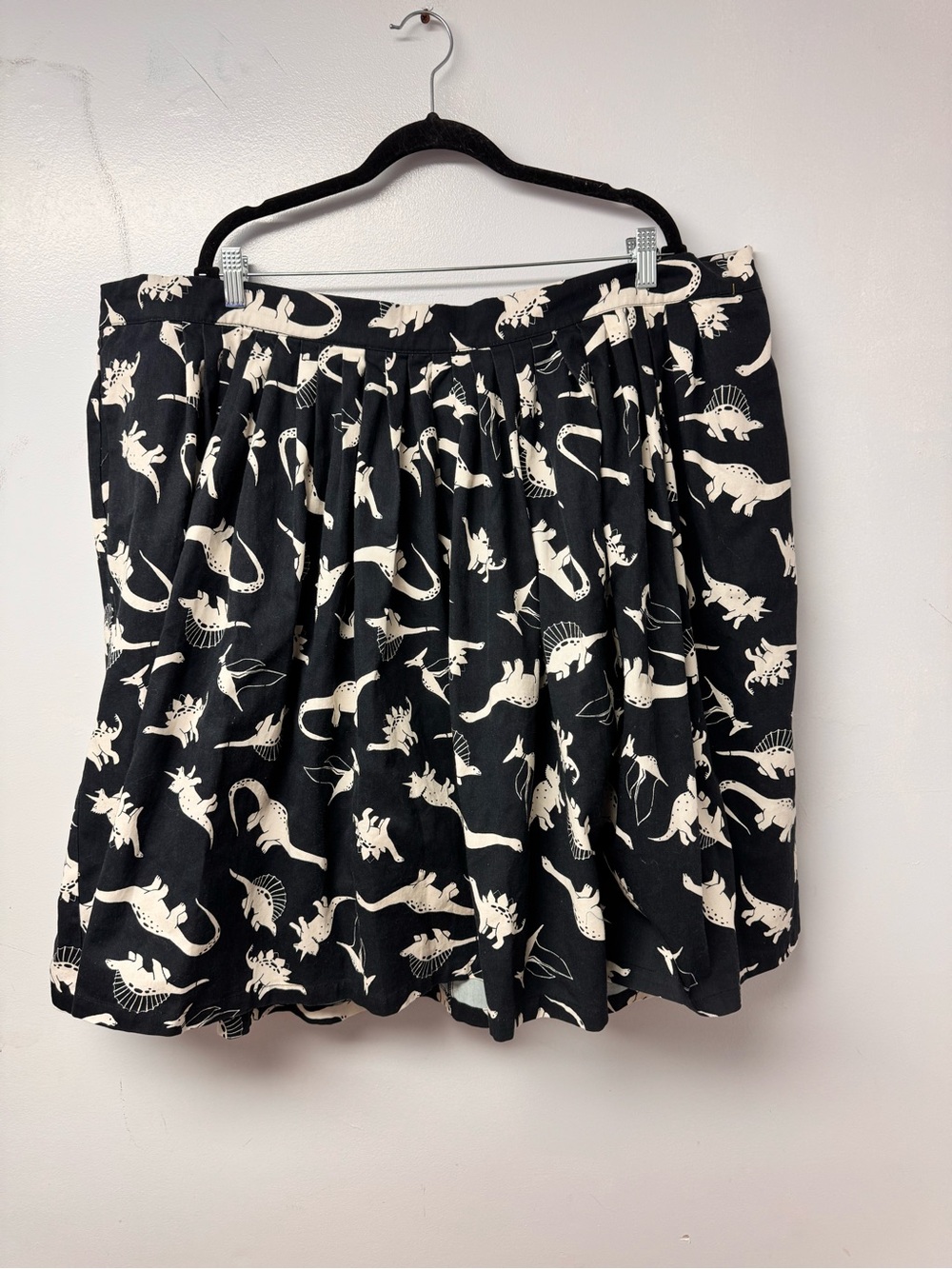 ModCloth Dinosaur Print Pleated Skirt Women’s 4X Black Cream Plus Size Pockets - Picture 3 of 12
